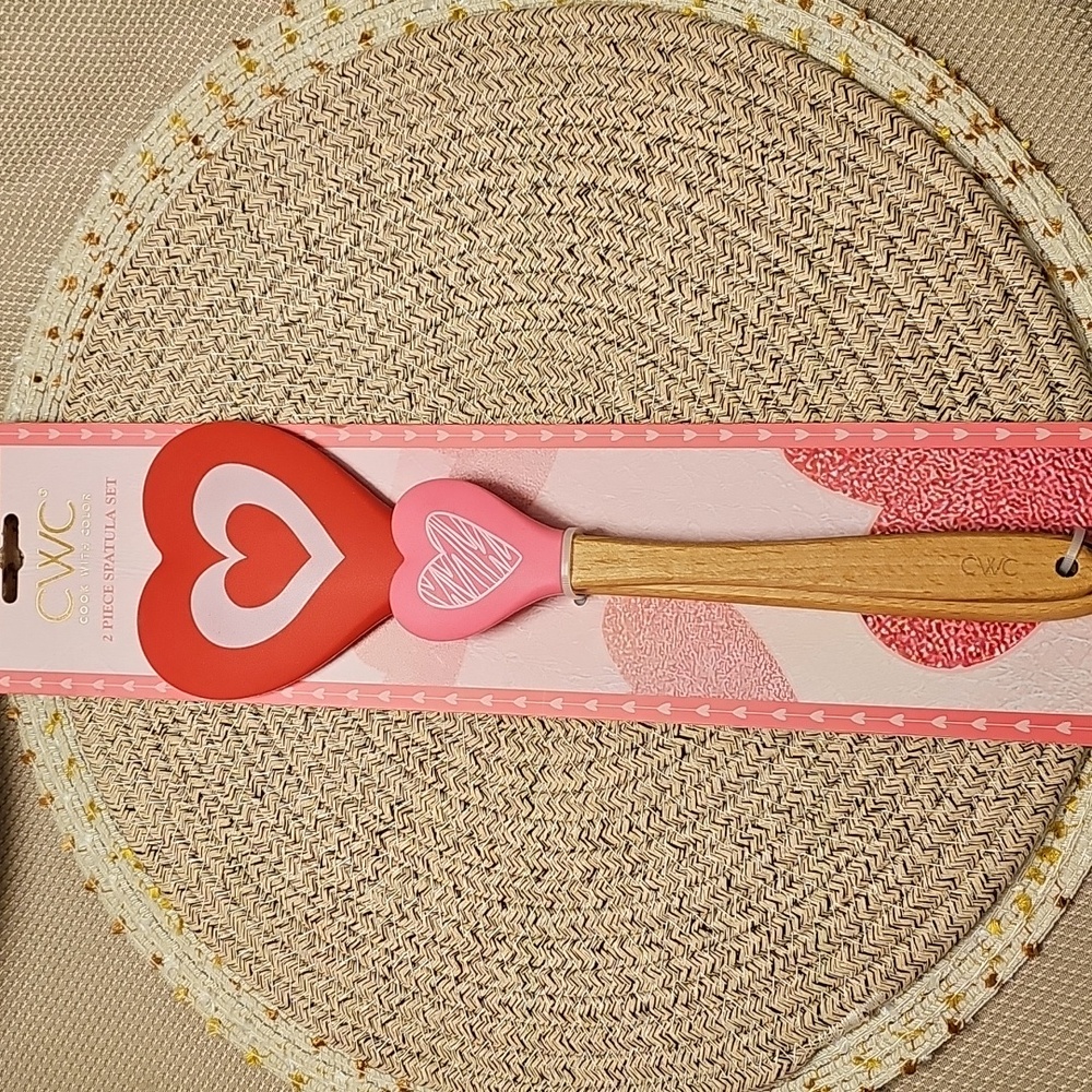 New CWC Heart Spatula and Cookie Cutter Set - Picture 2 of 4